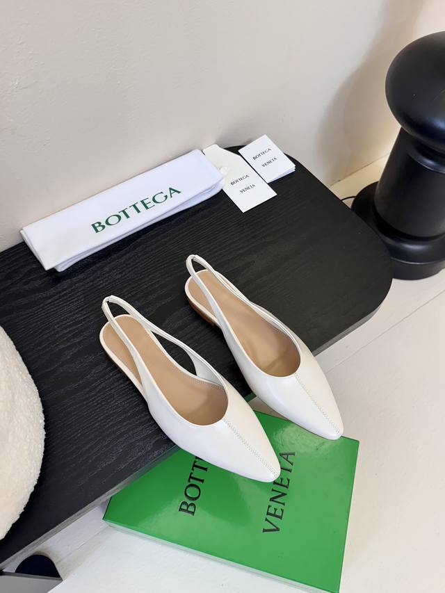 Bottega Veneta2025春夏新品爆款简易复古平底凉鞋Bv新款小圆头凉鞋抢手大爆款，Ins&小红书巨多网红明星上身！上脚超性感！真的太美了！有理由刮起