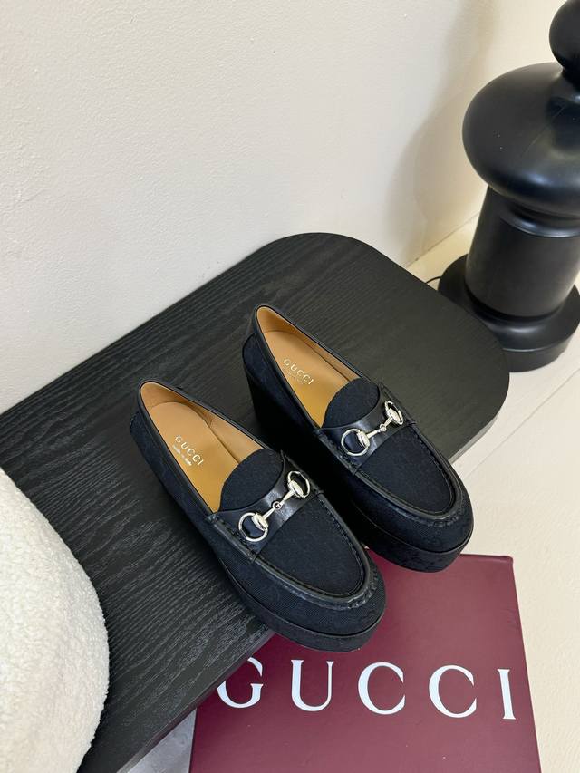 Gucci 古驰经典马衔扣厚底乐福鞋 厌倦了千篇一律的平底单调？ 渴望一双鞋重塑气场 解锁时髦新高度？ 厚底马衔扣乐福鞋 你的时尚救星已登场。 厚底4Cm设计