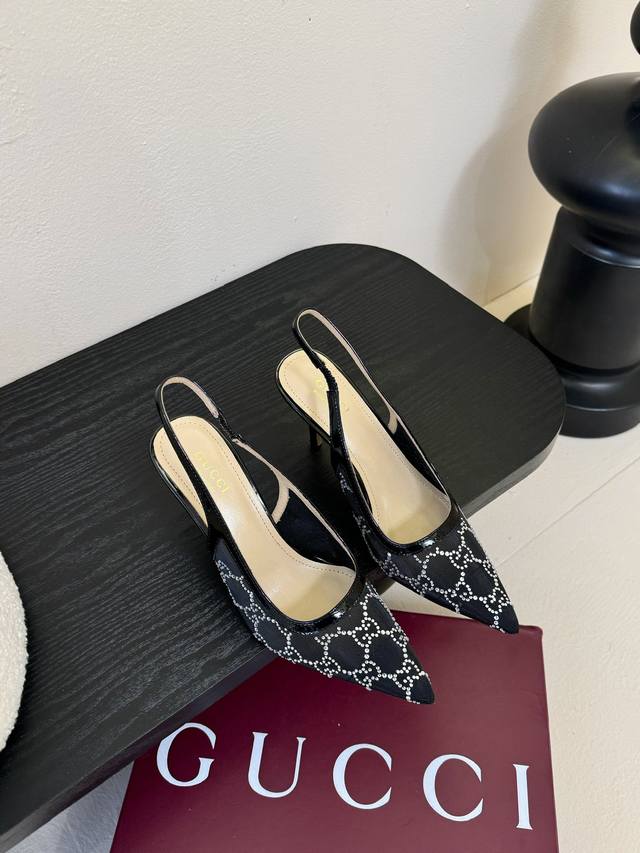 Gucci 古驰系列高跟女鞋 原版1：1开发，精心调制的鞋楦，皮料 特殊材料按原版开发.扣件细腻到无可挑剔！ 鞋面：漆皮 内里：羊皮 大底：真皮大底 码数：35