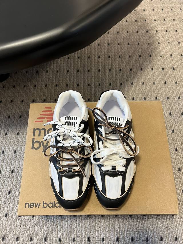 Miumiu X New Balance 530 Miumi* 24 运动鞋 新色来了 酷毙了！大秀上曝光了与New Balance 的全新联名企划 以530为