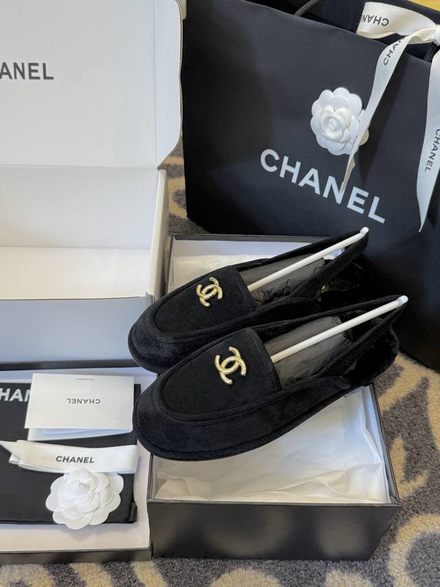 Chanel 25A New Arrival～ 小香25早秋 新款 后空毛毛鞋新品 麂皮鞋面，皮毛一体内里，舒适度可见一斑呀 穿起来可可爱爱的 吧，意大利进口牛