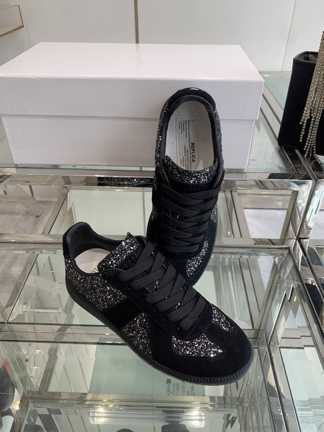 Maison Margiela Mm6 25Ss新色马吉拉 情侣款经典德训鞋 马吉拉最最舒服的德训鞋子了！复古感满满！随便穿搭就可以很高级！鞋子很轻便！穿起来上
