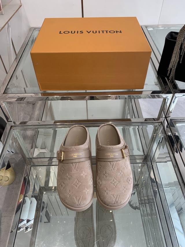 Louis Vuitton 25Ss新品勃肯拖鞋 可可爱爱 脚感简直不要太好 侧面Logo扣点睛之笔 简约又高级 露跟设计 即穿即走 懒人福音 上脚效果极佳 闭