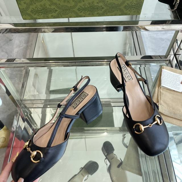 Gucci 24Ss 早春新款 马衔扣后空凉鞋 上脚特别的秀气！这款后系带凉鞋缀饰低调内敛的品牌细节，为整个设计注入品牌标识魅力。经典马衔扣亮眼点缀于各式女士鞋