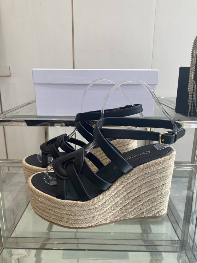 Dior 迪奥 25Ss春夏新款仙女风坡跟凉鞋 简单超级百搭 上脚奢华随意搭配夏季服饰 脚感舒适 各路时尚博主刷爆小红书 超时髦又充满高级感的单品 轻松打造造高