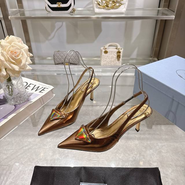 Prada 普拉达 25 出厂价P 专柜走秀款尖头凉鞋 三角扣标 高跟 早春走秀款！ 鞋面：高定制开边珠面料 内里：进口水染羊皮 大底：原版意大利真皮大底 跟高