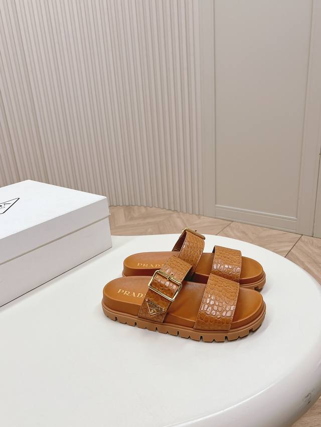 新皮面新色系 Prada 普拉达 春夏新款拖鞋 厚底拖鞋 舒适度与时髦度并存 设计搭配不同风格需求！ 鞋面：牛加 内里: 羊皮内里垫脚 大底：开模防滑大底 鞋码