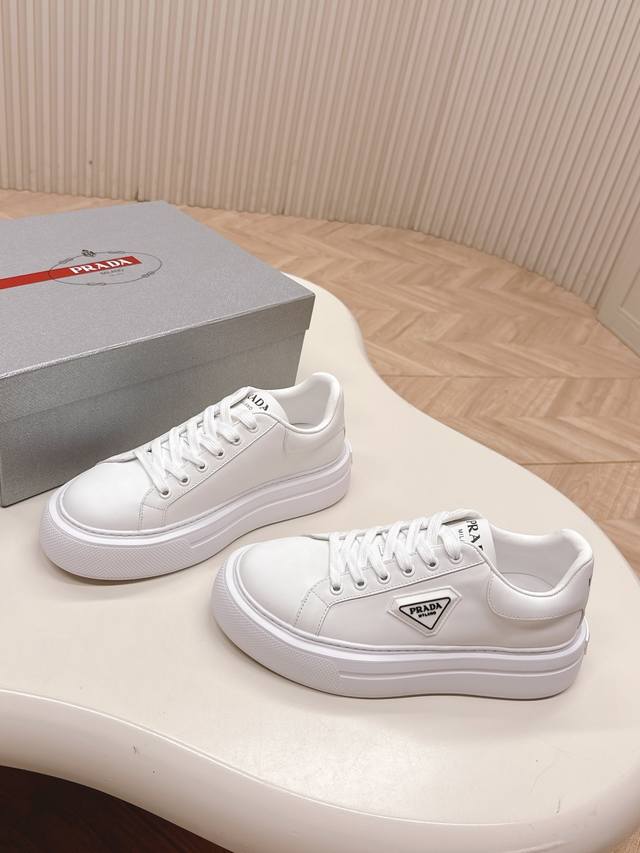 Prada 普拉达 25Ss新款 休闲小白鞋 情侣款 P家时尚小白鞋，重版推出、高品质出货，优雅大方、上脚舒适、超级经典，上脚超轻超级舒适 面料：丝稠牛皮 内里