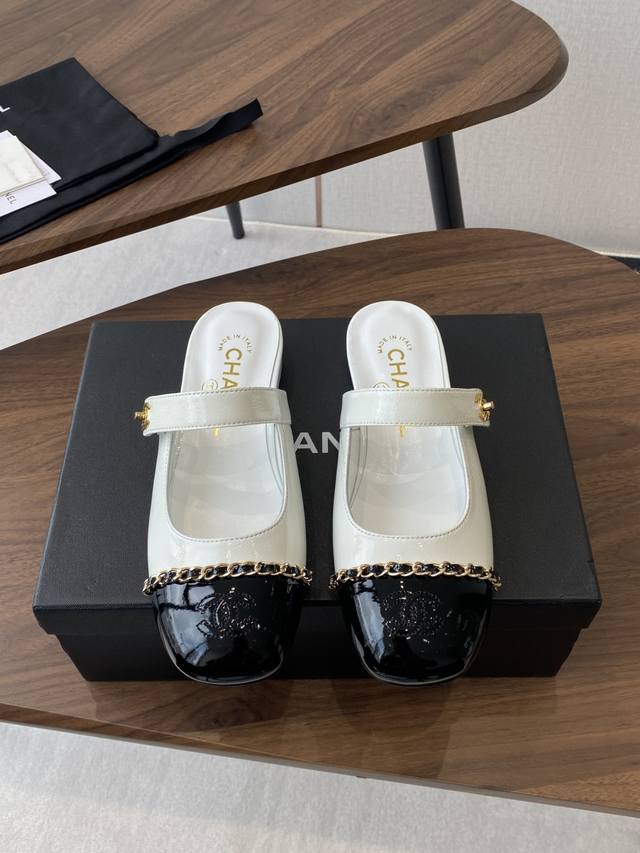 Chanel小香 25Ss 春夏鞋 玛丽珍 半拖 宛如女神脖子上的项链，上脚包裹性非常好，上脚跟显瘦，真的是超级精致！ 复古的玛丽珍太对味了，个人最喜欢好经典的