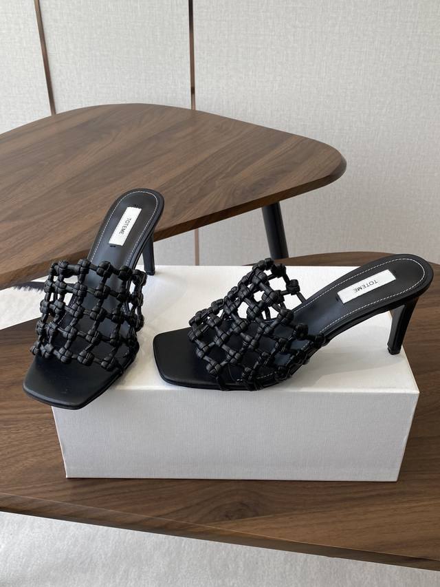 平底 P高跟 Toteme 25 春夏新品 极简 编织平底 细跟拖鞋 简约的冷淡风 复古又百搭！穿在脚上 质感十足 整个造型都会显得很高级！时髦小姐姐必备单品！