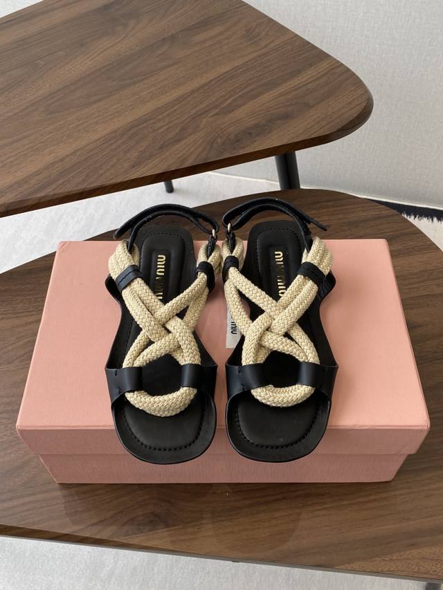 Miumiu缪缪 25Ss仙女简约风平底凉鞋 夏季百搭款 舒适又好穿，上脚显白 怎么穿都好看，今夏时髦精最爱 全球最火平底凉鞋， 出现在各大时装杂志封面 各路明
