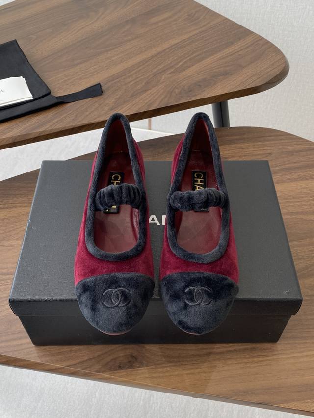 Chanel小香 25Ss 春夏鞋头电绣双C Logo点缀，玛丽珍 粗跟单鞋 宛如女神脖子上的项链，上脚包裹性非常好，上脚跟显瘦，真的是超级精致！ 复古的玛丽珍