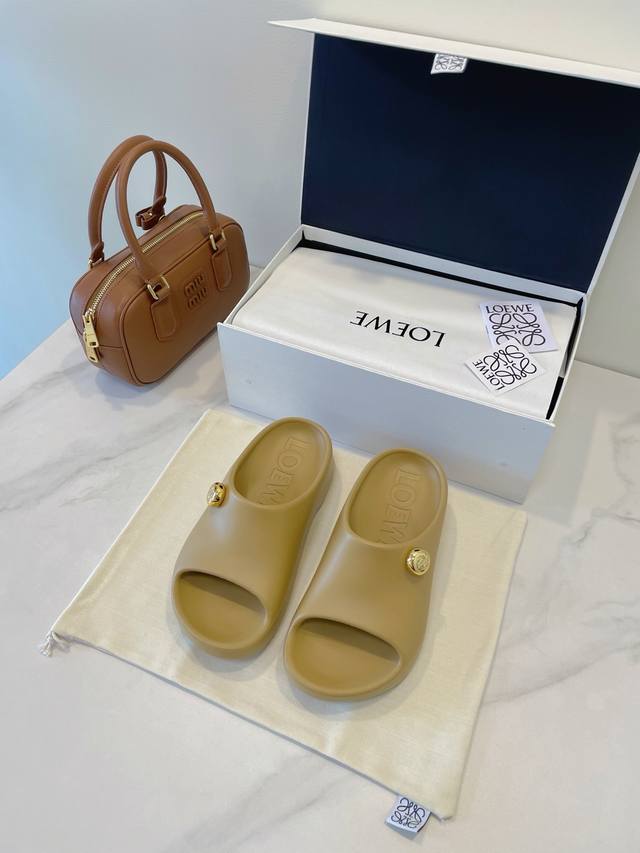 Loewe Foam Pebble 凉鞋轻质泡沫橡胶凉鞋，饰以闪亮金属饰面Anagram Pebble，人体工学构型 舒服的法式休闲感～丑萌丑萌，有趣的灵魂！都