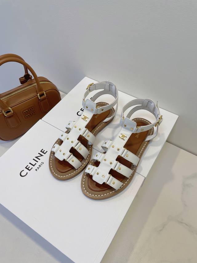Celine 的仙女凉鞋，尝试新风格 法式慵懒焊脚上，疯狂心动呀！贵气从脚尖漫出～秒变氛围感美人，这次凉鞋底做了软垫太舒服了！ Size 35-40 原盒包装配