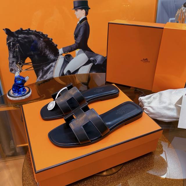 顶级版本，Hermes 爱马仕 拼接工艺全新改版 HermèS 包装升级版型做工材料升级～Hermes市场最高版本纯手工拖鞋 原版一样， 师傅级纯手工打造 ！高