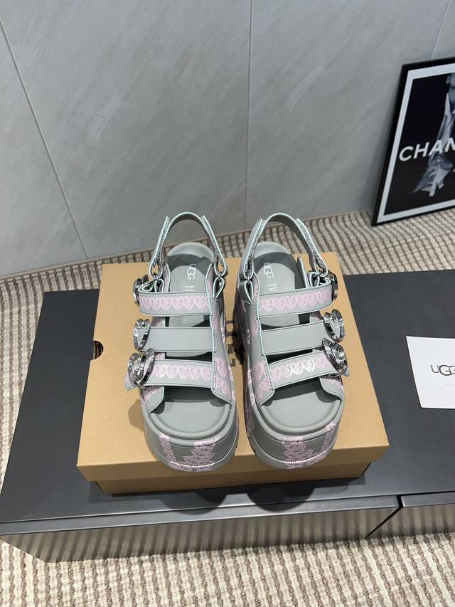 出厂:打印款 独家顶级版本 Ugg~25Vs春夏爆款松糕厚底凉鞋系列 松糕厚底凉鞋 主打一个随心索性 简单大方不失优雅 夏天的专属浪漫！！ 面料:原版定制牛皮心
