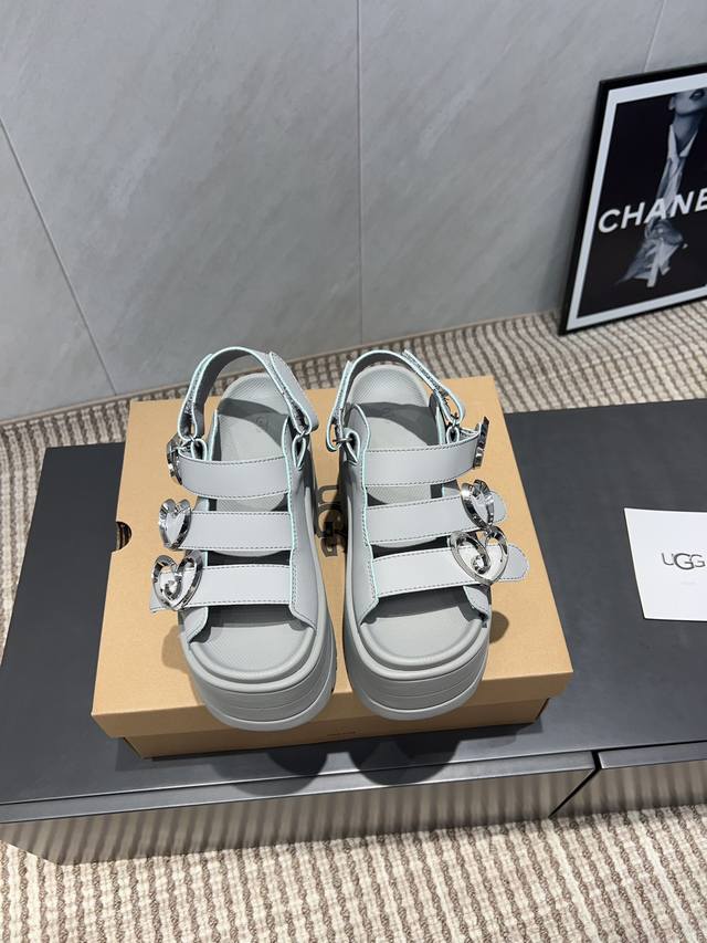 出厂:扣带款 独家顶级版本 Ugg~25Vs春夏爆款松糕厚底凉鞋系列 松糕厚底凉鞋 主打一个随心索性 简单大方不失优雅 夏天的专属浪漫！！ 面料:原版定制牛皮心