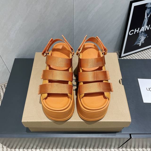 出厂:魔术贴 独家顶级版本 Ugg~25Vs春夏爆款松糕厚底凉鞋系列 松糕厚底凉鞋 主打一个随心索性 简单大方不失优雅 夏天的专属浪漫！！ 面料:原版开模Tpu