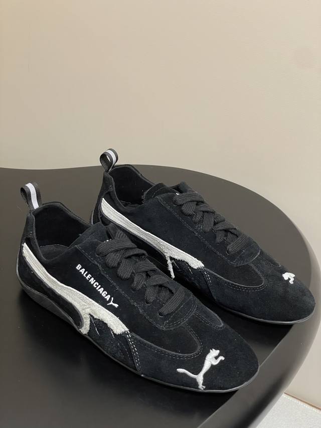 彪马 Puma X 巴黎世家 Balenciaga 联名款 Ultrasoft Speedcats 情侣款运动鞋休闲德训鞋 采用柔软且无固定结构的鞋面，该设计源