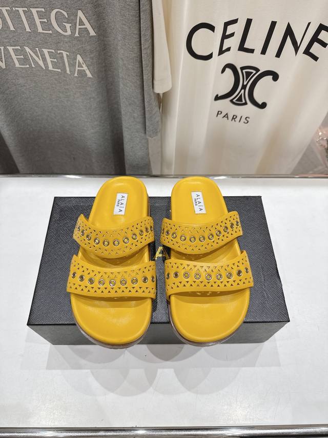 高版本出厂 Alaia Ala 阿莱亚25Ss 春夏 大热网格镂空平底拖鞋依然时髦高街的氛围感不用多介绍自己看上脚...即有高级又百搭！ 鞋面：定制进口羊皮 内