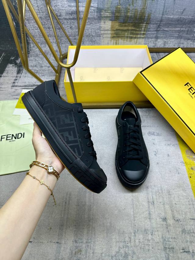最新火爆款 Fendi Domino系带低帮鞋-全新必备款型！轻松、舒适、时尚且百搭。黑色绒面材质，饰有Ff图案搭配，羊皮内里，原版开模大底鞋头饰有凸纹压花Ff