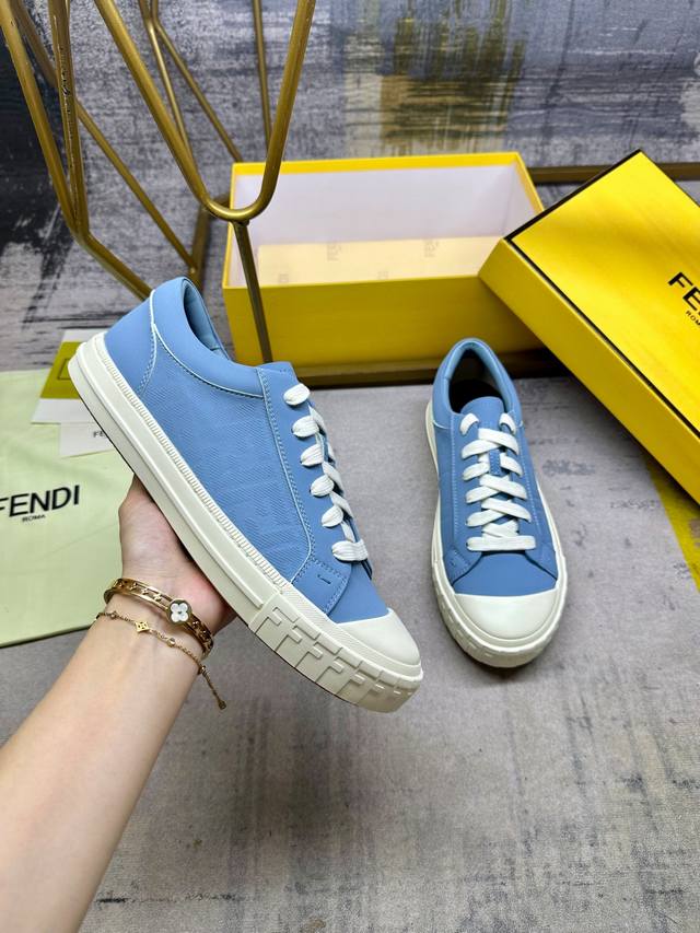 最新火爆款 Fendi Domino系带低帮鞋-全新必备款型！轻松、舒适、时尚且百搭。蓝色绒面材质，饰有Ff图案搭配，羊皮内里，原版开模大底鞋头饰有凸纹压花Ff