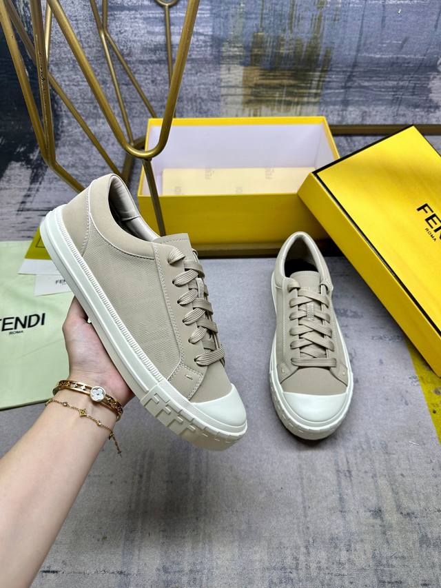最新火爆款 Fendi Domino系带低帮鞋-全新必备款型！轻松、舒适、时尚且百搭。米色绒面材质，饰有Ff图案搭配，羊皮内里，原版开模大底鞋头饰有凸纹压花Ff