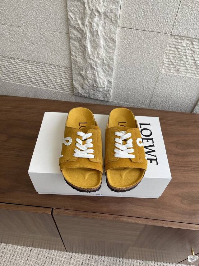 顶级版本: Loewe 罗意威25Ss 春夏系列 凉鞋 拖鞋 2025款时尚真皮系带厚底防滑搏肯休闲外穿拖鞋，鞋面原版进口牛皮绒面，内里中层松木三层组合大底，软