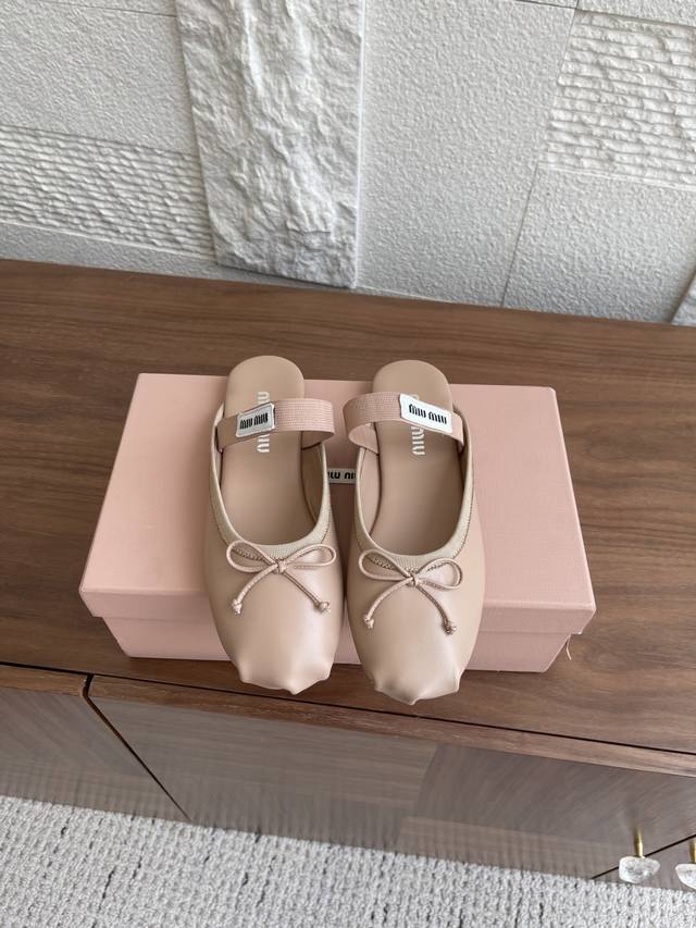 顶级版本:真丝 羊皮 Miu Miu 缪缪 25Ss 春夏季新款 芭蕾舞平底鞋 半拖 这款超软绵羊皮质芭蕾平底鞋融合别致设计与都市风格。蝴蝶结与徽标装点的弹力带