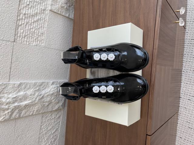 顶级版本: Tokyo Bopper 小众潮牌 25Ss新款珍珠饰扣 玛丽珍 小皮鞋 新款小众品牌，经典的花朵设计，具有独特的设计，每一双都是手工制作，鞋面繁花