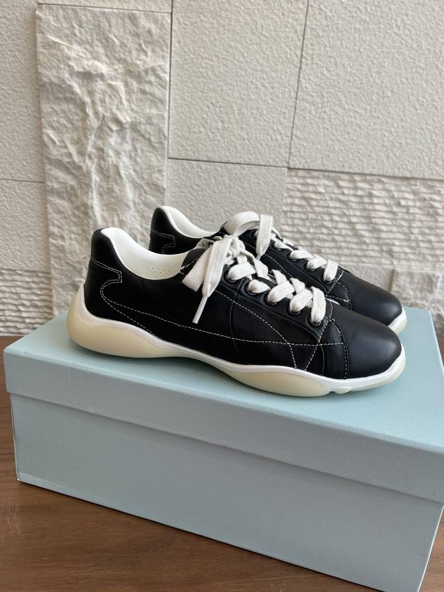 顶级版本: Prada 普拉达 Nappa皮革运动鞋 休闲鞋 这款Nappa皮革运动鞋以精湛的缝线工艺勾勒出别具一格的几何纹理，缝线鞋面搭配轻盈橡胶鞋底，鞋舌饰