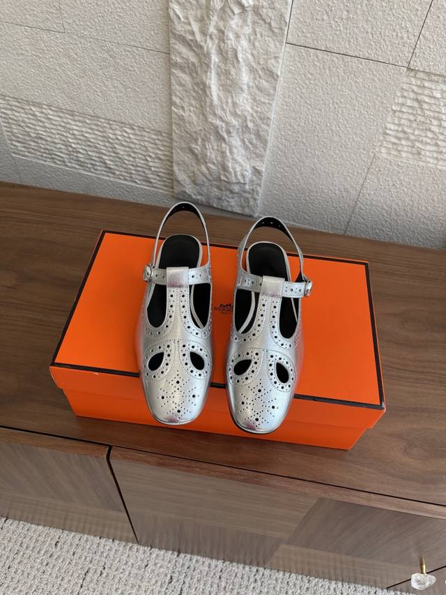 顶级版本： 莞货 Hermes 爱马仕 Kamilla系列 玛丽珍 露跟凉鞋 镂孔Nappa皮革Ghillies风格露跟凉鞋。 打造时尚柔美造型。 面料进口羊皮