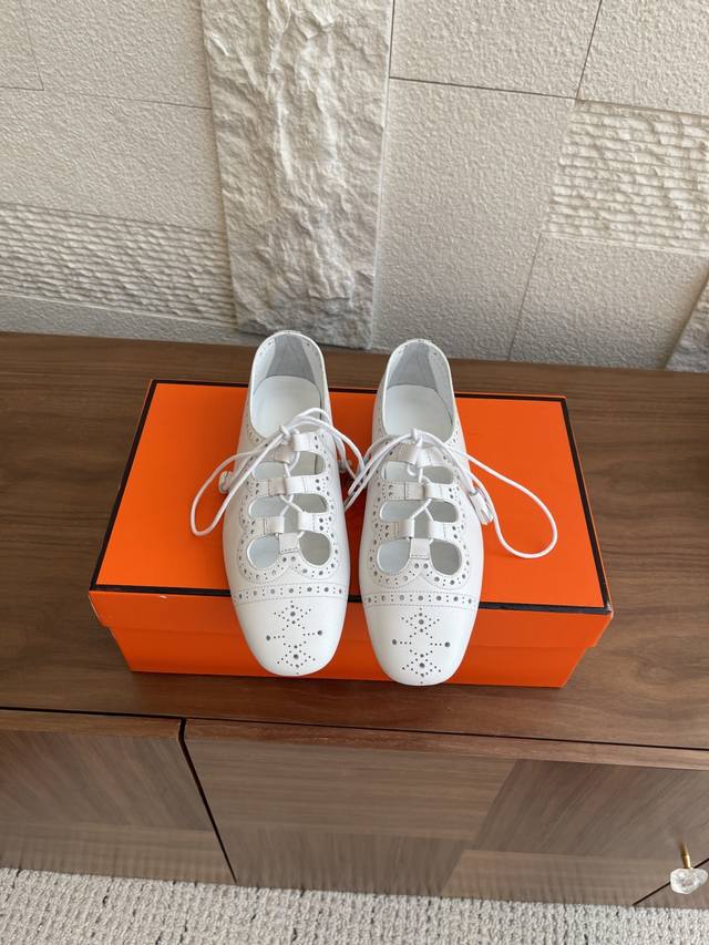 顶级版本： 莞货 Hermes 爱马仕 Kamilla系列 玛丽珍 粗跟单鞋 镂孔Nappa皮革Ghillies风格粗跟单鞋。 打造时尚柔美造型。 面料进口羊皮