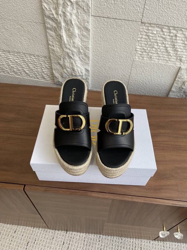 顶级版本 Dior迪奥 25Ss夏季新款 坡跟 凉鞋 拖鞋 这款 Dway 坡跟凉鞋是一款历久弥新的经典单品。深蓝色棉质鞋面饰以 Christian Dior
