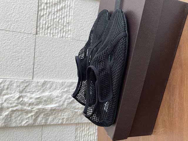 顶级版本: Alaia 25Ss 春夏新款 渔网拖鞋 平底 凉鞋 Alaia网面拖鞋，天气越热越喜欢穿这双，脚感真的舒服，穿上和没穿一样透气，鱼网交织出若隐若现