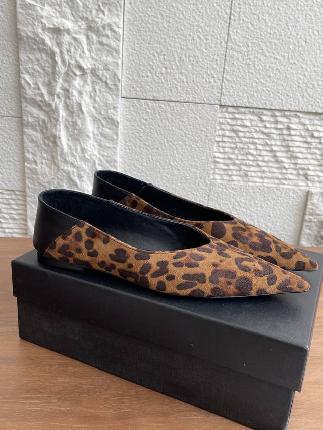 顶级版本 Ysl 圣罗兰 25Ss 春夏新款 尖头 平底 便鞋 单鞋 Saint Laurent Ysl是女士的美丽尤物单鞋.平底便鞋，尖鞋头和V形开口鞋面设计