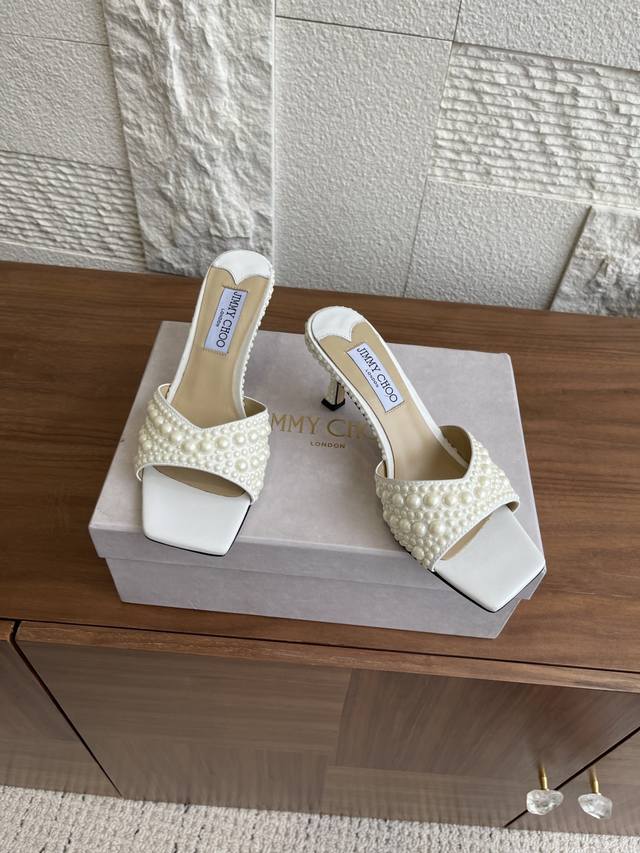 顶级版本 Jimmy Choo 25Ss 春夏新款 珍珠 水晶钻 格力特 凉鞋 拖鞋 Jimmy Choo 周仰杰重逢惊艳 凸显与生俱来的时尚美学，是极具代表性