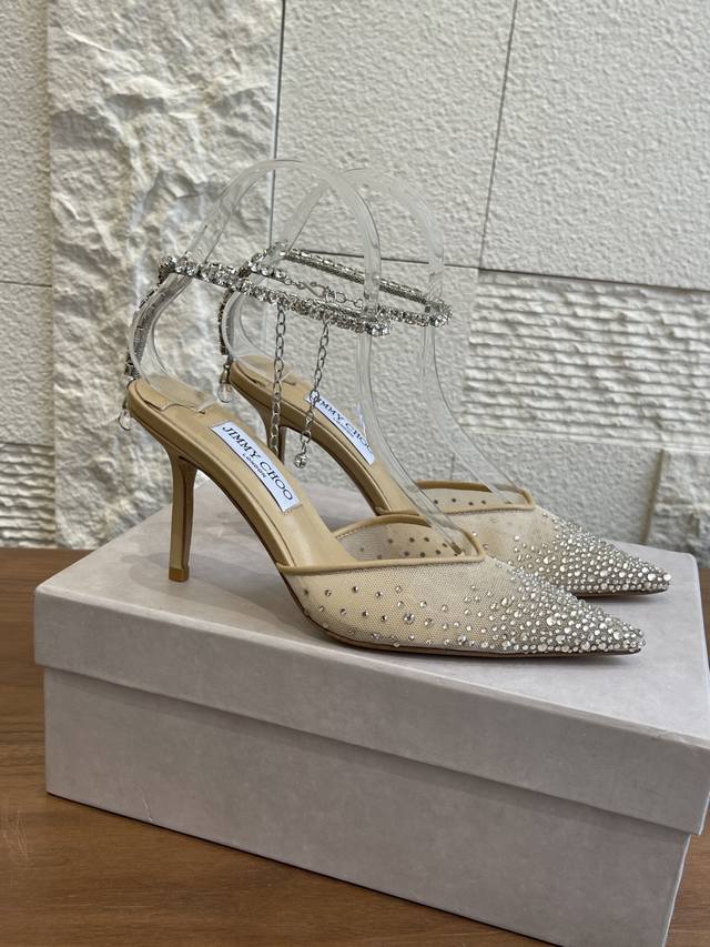 顶级版本 Jimmy Choo 25Ss 春夏新款 尖头 水晶足踝链饰 烫钻水晶 细高跟 凉鞋 高跟鞋 Saeda 系列高跟凉鞋，模糊鞋履与珠宝饰件之间的界线。