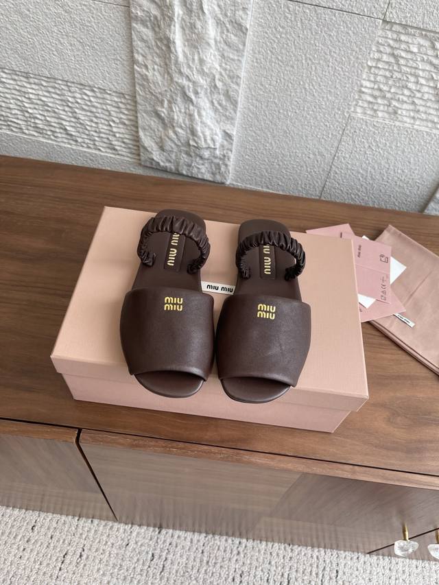 顶级版本: Miu Miu 缪缪 25Ss 春夏新款 凉鞋 凉拖 Miu Miu 25新推凉鞋，采用柔软植鞣羊皮和轻盈构造设计，后带褶饰细节别具一格，饰有金色压
