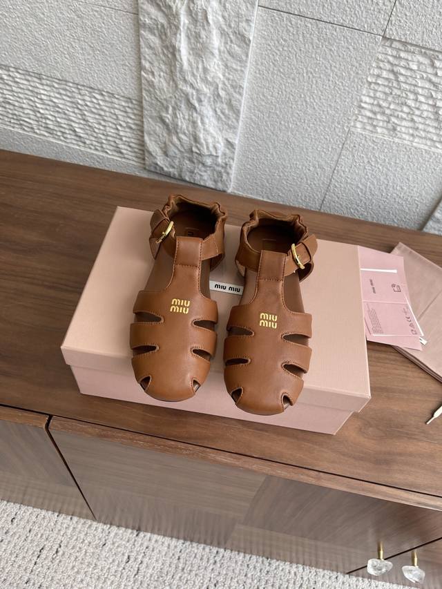 顶级版本: Miu Miu 缪缪 25Ss 夏装新款 渔夫凉鞋 凉拖 Miu Miu 25新推凉鞋，采用柔软Nappa皮革和轻盈构造设计，后带褶饰细节别具一格，