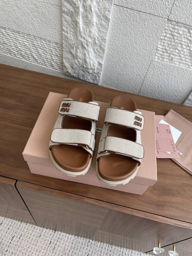 顶级版本: Miu Miu 缪缪 25Ss 春夏新款 帆布 半拖 凉鞋 Miu Miu 25新推帆布平底鞋，采用休闲帆布材质和别致鞋底设计，以丰富对比和皮革细节