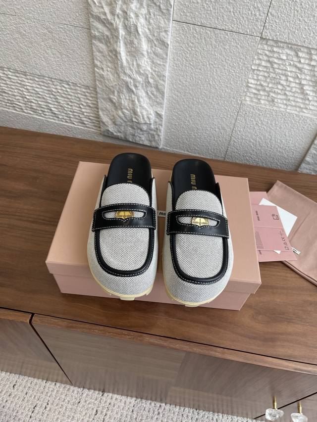 顶级版本: Miu Miu 缪缪 25Ss 春夏新款 帆布 半拖 穆勒鞋 休闲鞋 Miu Miu 25新推帆布穆勒鞋，鞋面点缀小牛皮饰带与雕刻徽标金属硬币饰有皮