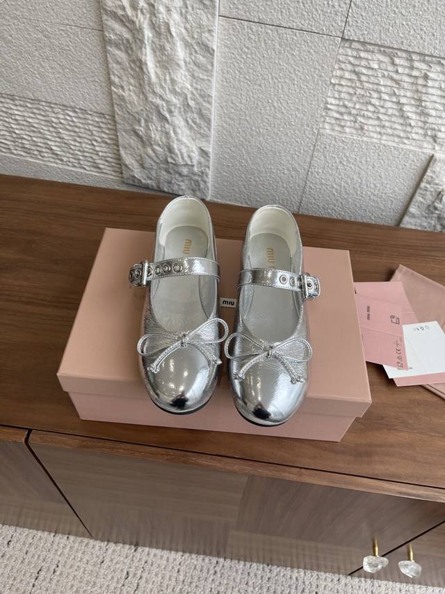 顶级版本: Miu Miu 缪缪 25Ss 春夏新款 平底 芭蕾舞鞋 Miu Miu芭蕾平底鞋上采用光滑的皮革不仅突显出其细腻差异，更展现了精致至极的细节。风格
