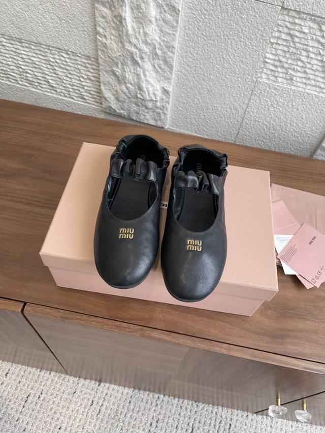 顶级版本: Miu Miu 缪缪 25Ss 春夏新款 平底 芭蕾舞鞋 Ruches Nappa皮革芭蕾平底鞋 这款轻盈的芭蕾平底鞋，以独具特色的Nappa皮革做