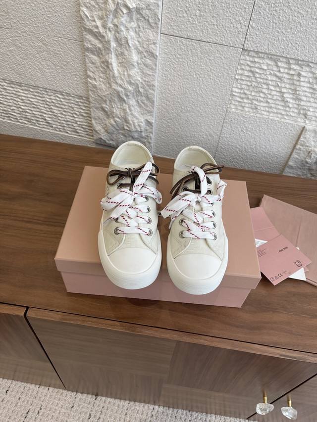 顶级版本: Miu Miu 缪缪 25Ss 春夏新款 水洗丹宁牛仔 运动鞋 休闲鞋 这款运动鞋体现了Miu Miu的探索精神。水洗丹宁牛仔的独特质感与皮革和棉质