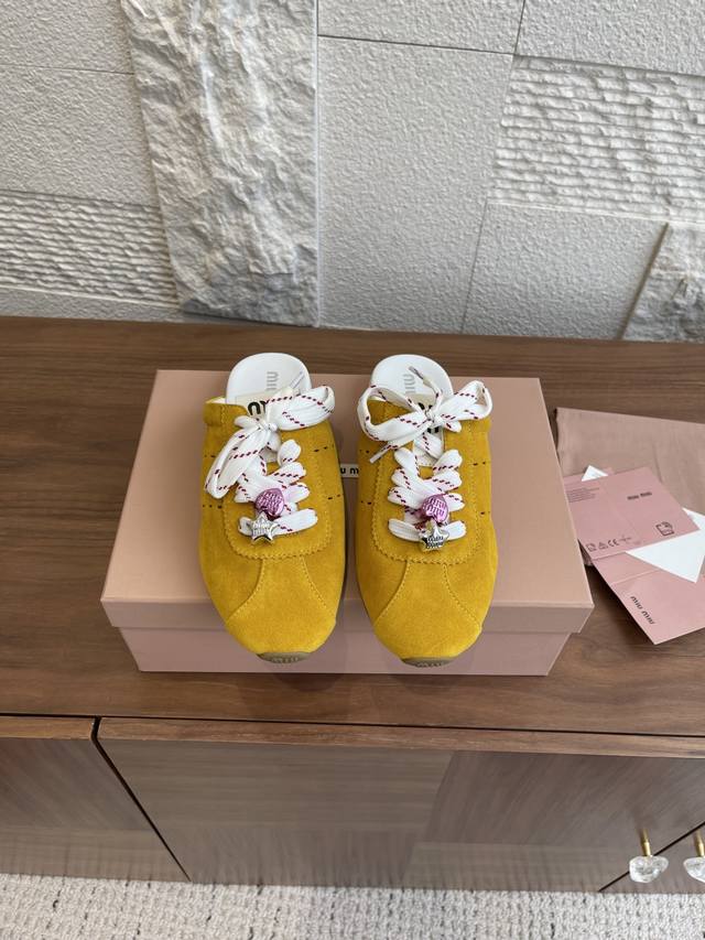 顶级版本: Miumiu 缪缪 25Ss 春夏新款 平底 半拖 穆勒鞋 运动鞋 Plume运动鞋的超轻设计在这款绒面皮革穆勒鞋中得到了重新诠释，表达了一种实验性
