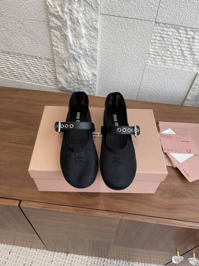 顶级版本: Miu Miu 缪缪 25Ss 夏装新品 纱网 平底 芭蕾舞鞋 玛丽珍 这款凉鞋采用精致皮革和优质纱网材质刺绣徽标细节，鞋面饰有刺绣字母徽标，平底一