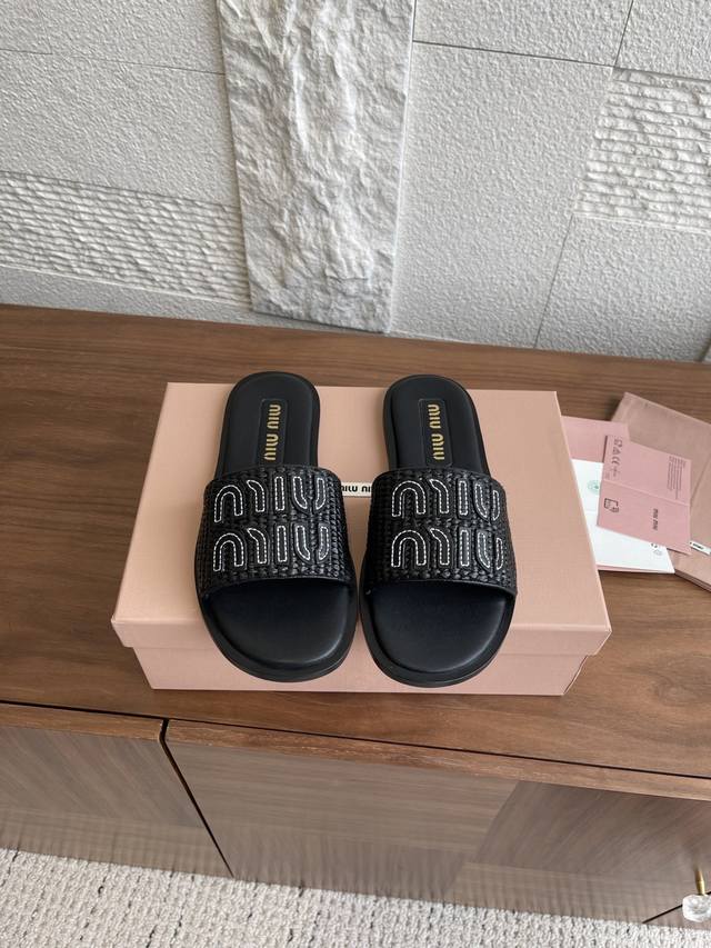 顶级版本: Miu Miu 缪缪 25Ss 夏装新品 编织 平底 拖鞋 这款凉鞋采用休闲织物材质和精致皮革徽标细节，鞋面饰有皮革字母徽标，平底一字潮，拖以丰富对