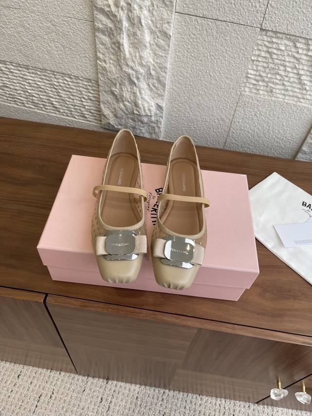 顶级版本: 莞货 Ferragamo 菲拉格慕 25Ss 新版Vara铭牌芭蕾舞平底鞋 时尚平底鞋以精致格调焕然重塑，鞋面采用半透明网眼织物，搭配柔软山羊皮饰边