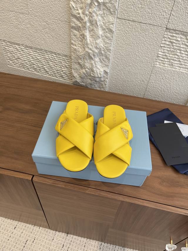 顶级版本: Prada 普拉达 25Ss 夏季新款 交叉带 面包鞋 平底 凉鞋 拖鞋 Prada 填充面包鞋 拖鞋演绎精致百搭风尚，采用填充效果的Nappa皮革